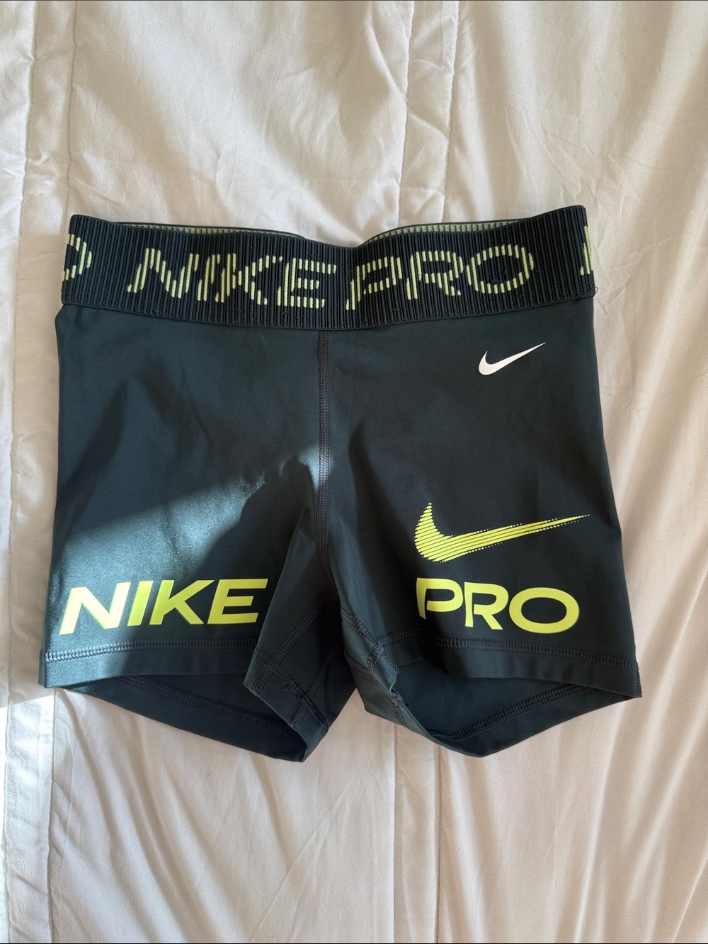 Nike Pro women’s shorts size S